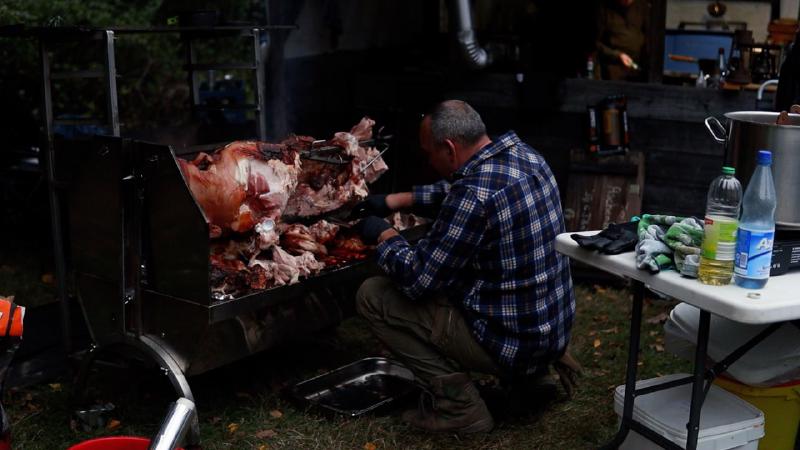 Preparing the roast pig