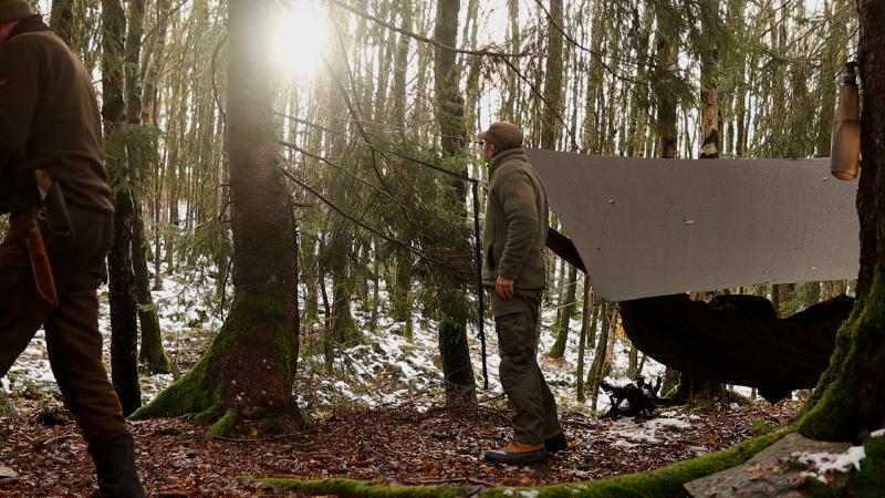 Tarp and hammock in the morning light – the winter camp wakes up