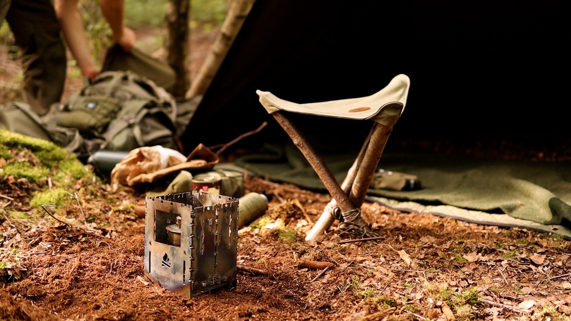 Zubereitung der Bohnenpfanne auf dem Campingkocher im Wald