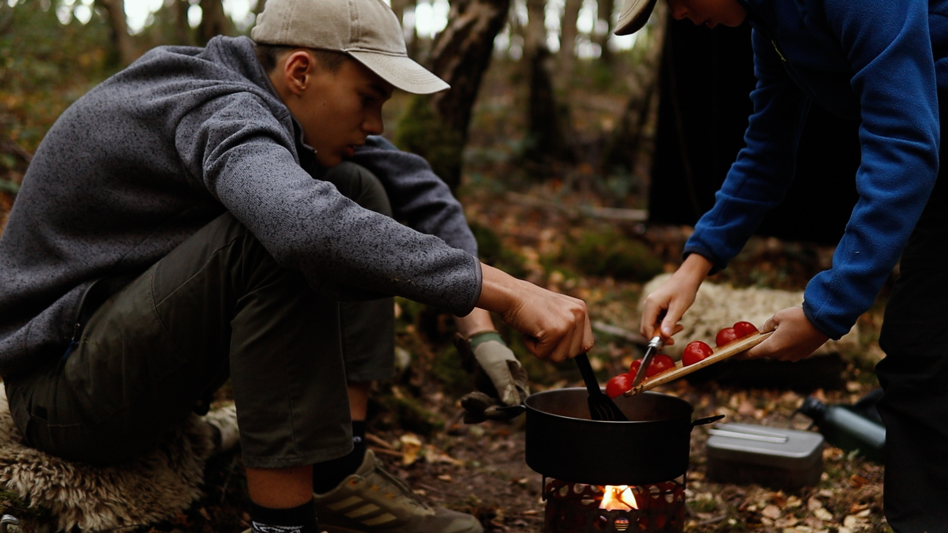 Detailaufnahme beim Kochen einer Mahlzeit im Freien – Lagerküche beim Hammock Camping mit Kindern