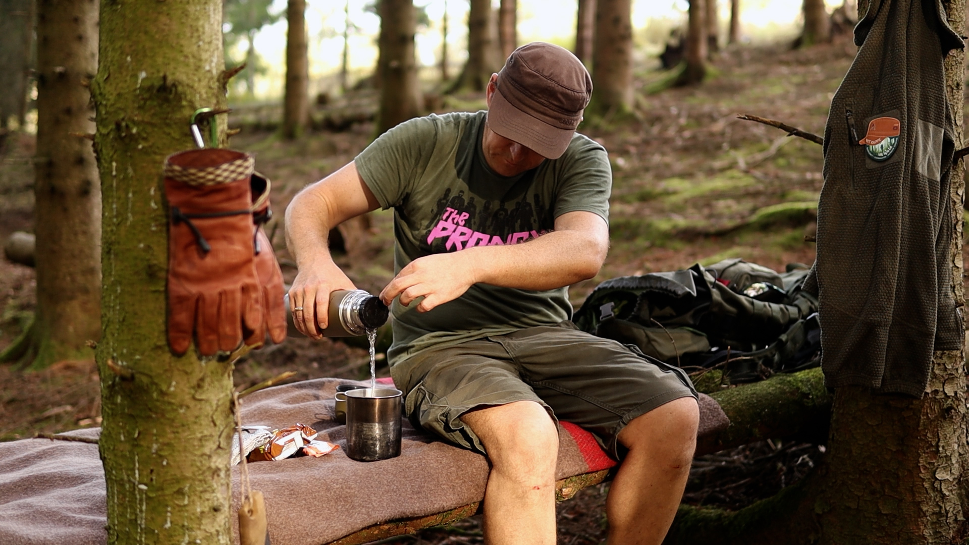 Kaffee am Lagerplatz während der Solo-Übernachtung im Wald