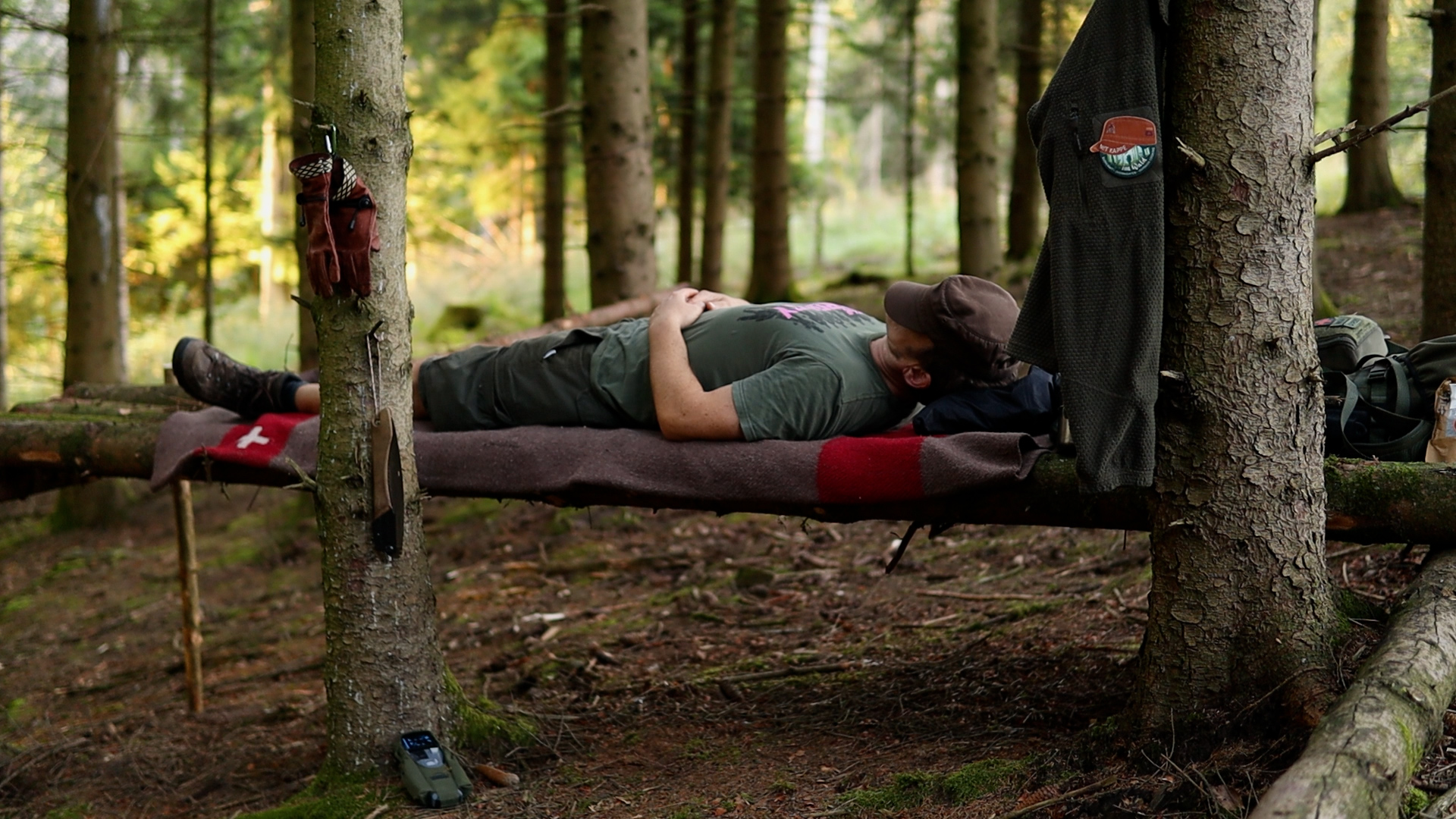 Schlafplatz auf der gebauten Baumliege am Hang in der Nacht