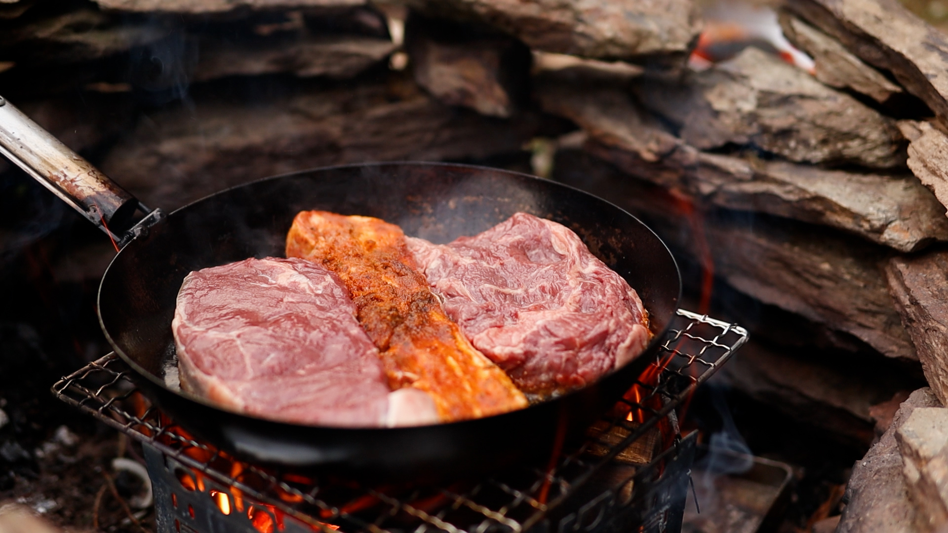 Steaks in der Vildmarks-Pfanne beim Bushcraft-Abendessen in der Hocheifel
