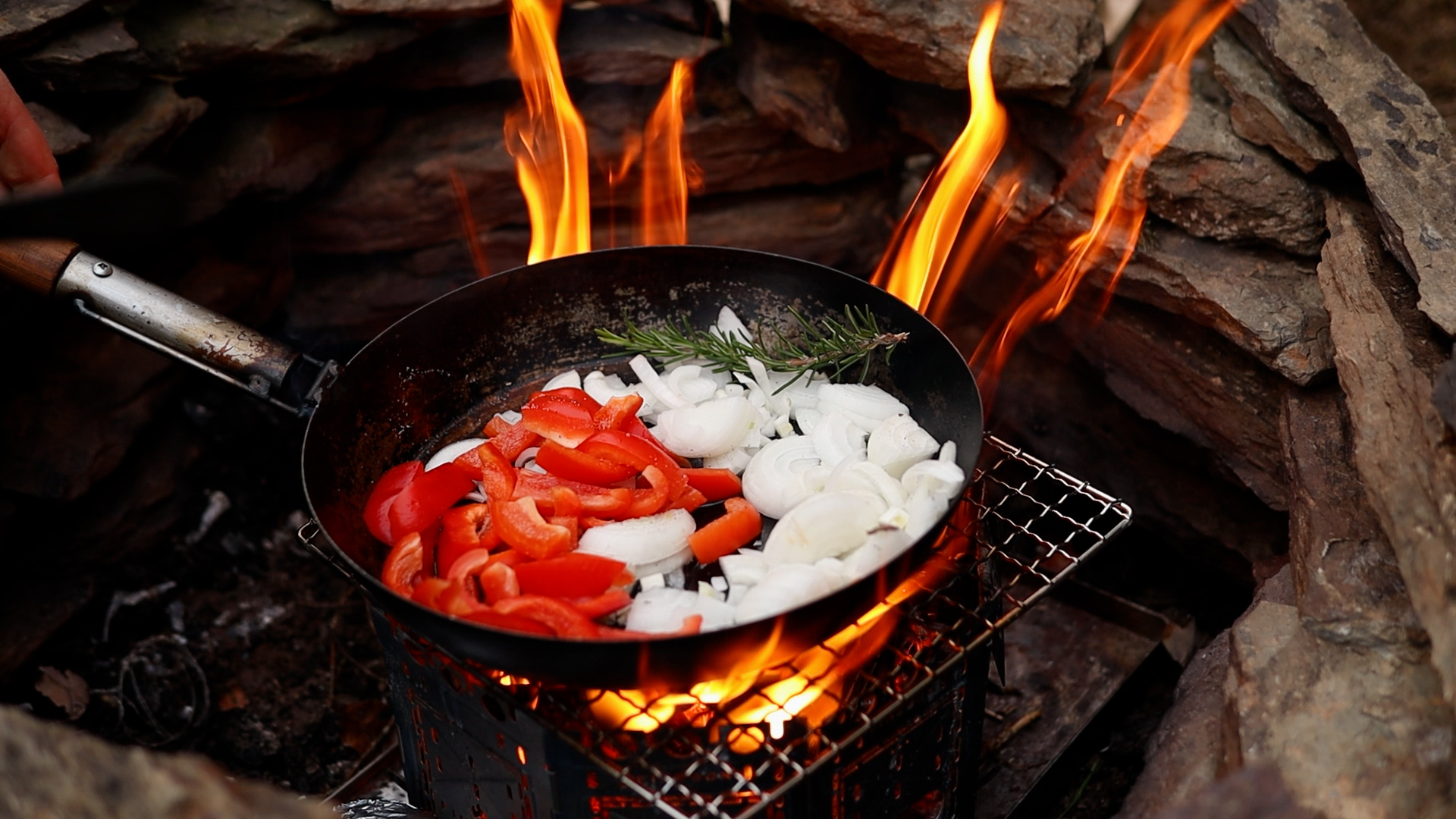 Gemüsebeilage für das Steak-Abendessen beim Bushcraft-Overnighter Hocheifel