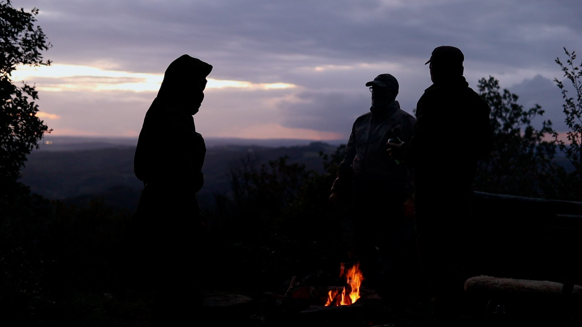 Simon, Bernd und Flo als Silhouetten am Lagerfeuer mit Panoramablick Hocheifel