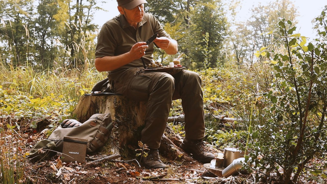 Frühstück am Baumstumpf im Camp