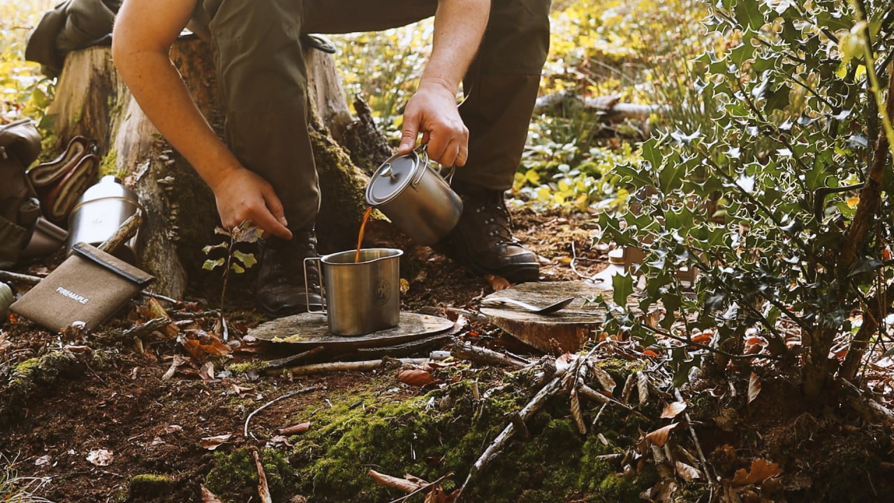 Frischer Kaffee aus dem Titanbecher