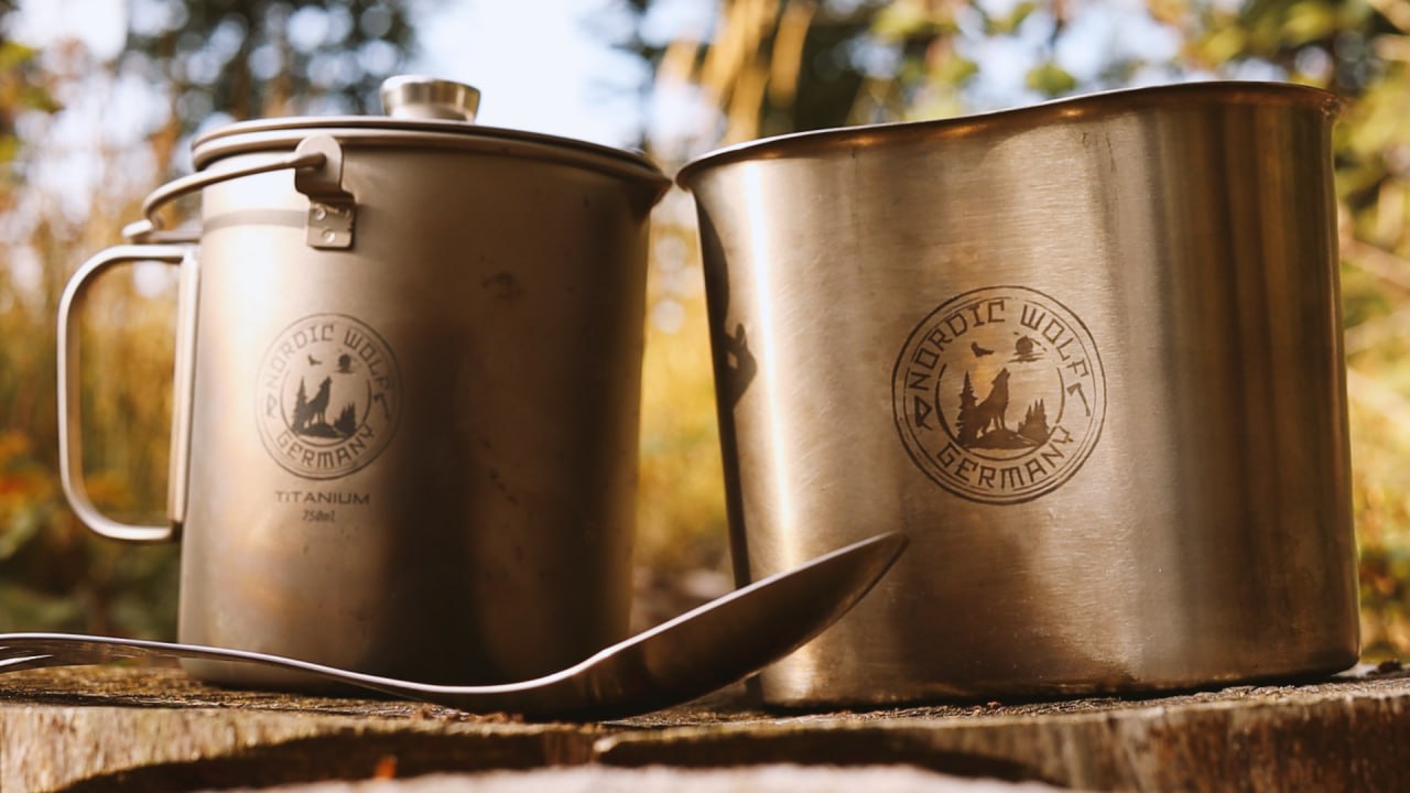 Kaffeebecher am Feuerplatz