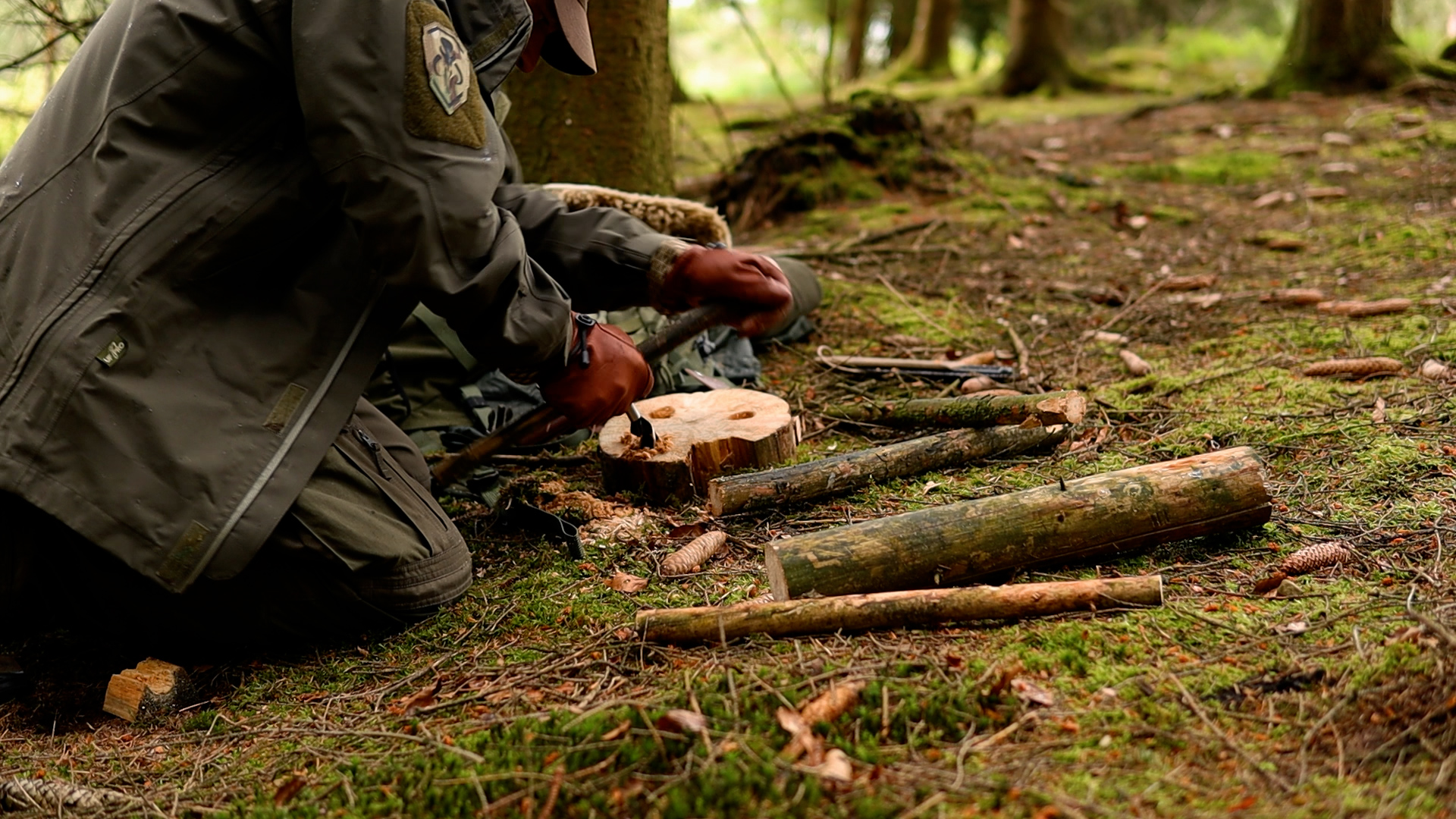 Einsetzen der Holzbeine in die gebohrten Löcher der Baumscheibe