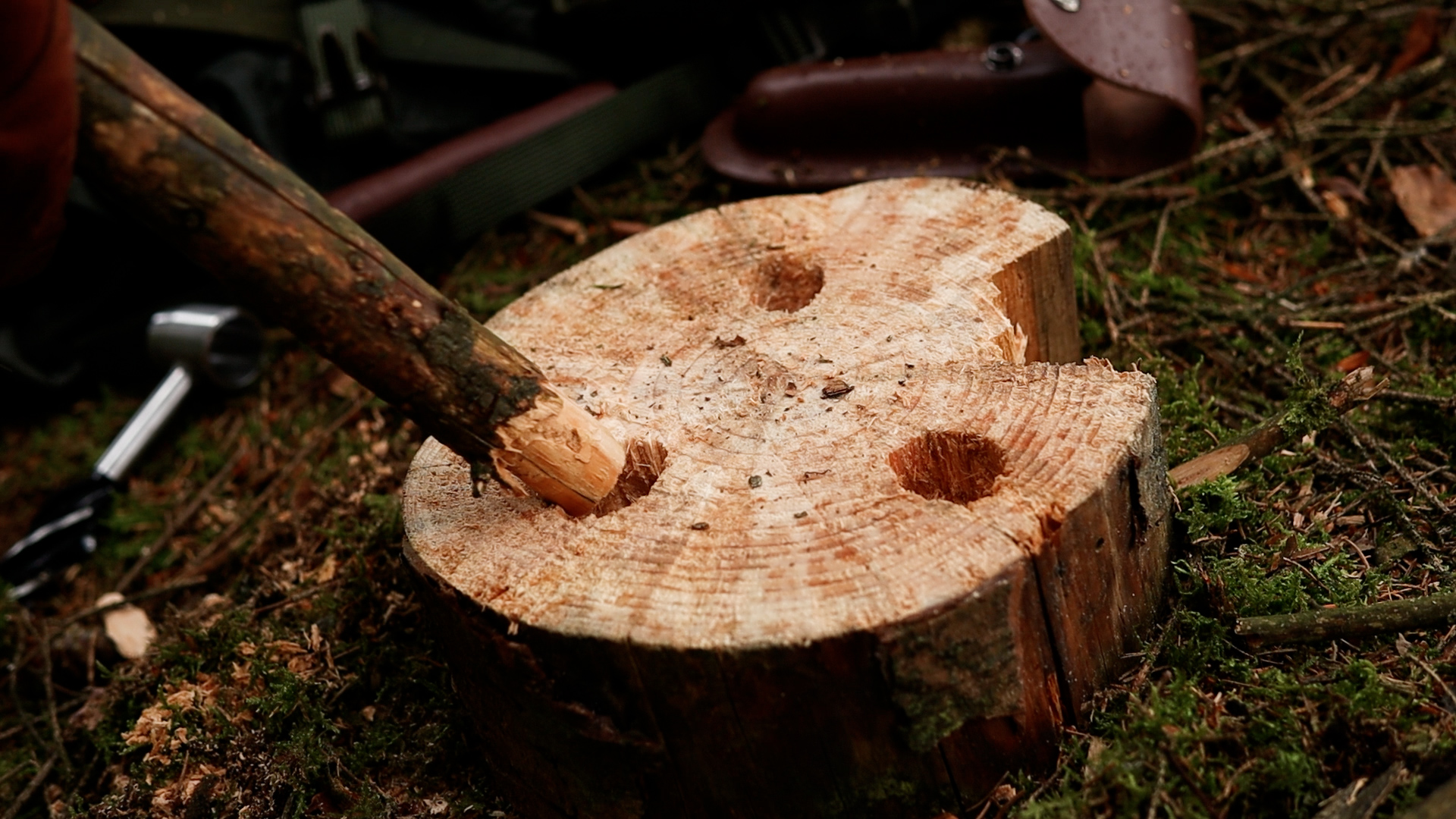 Baumscheibe mit drei Bohrlöchern für den Dreibein-Hocker