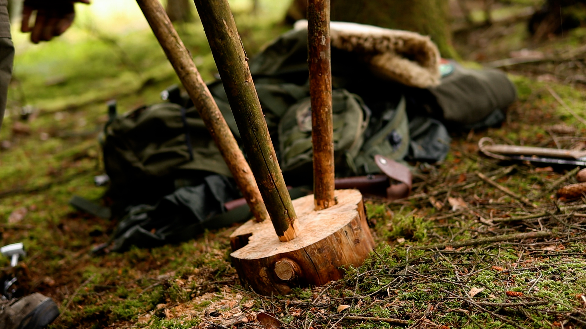Fertiger selbstgebauter Dreibein-Hocker aus Holz im Wald