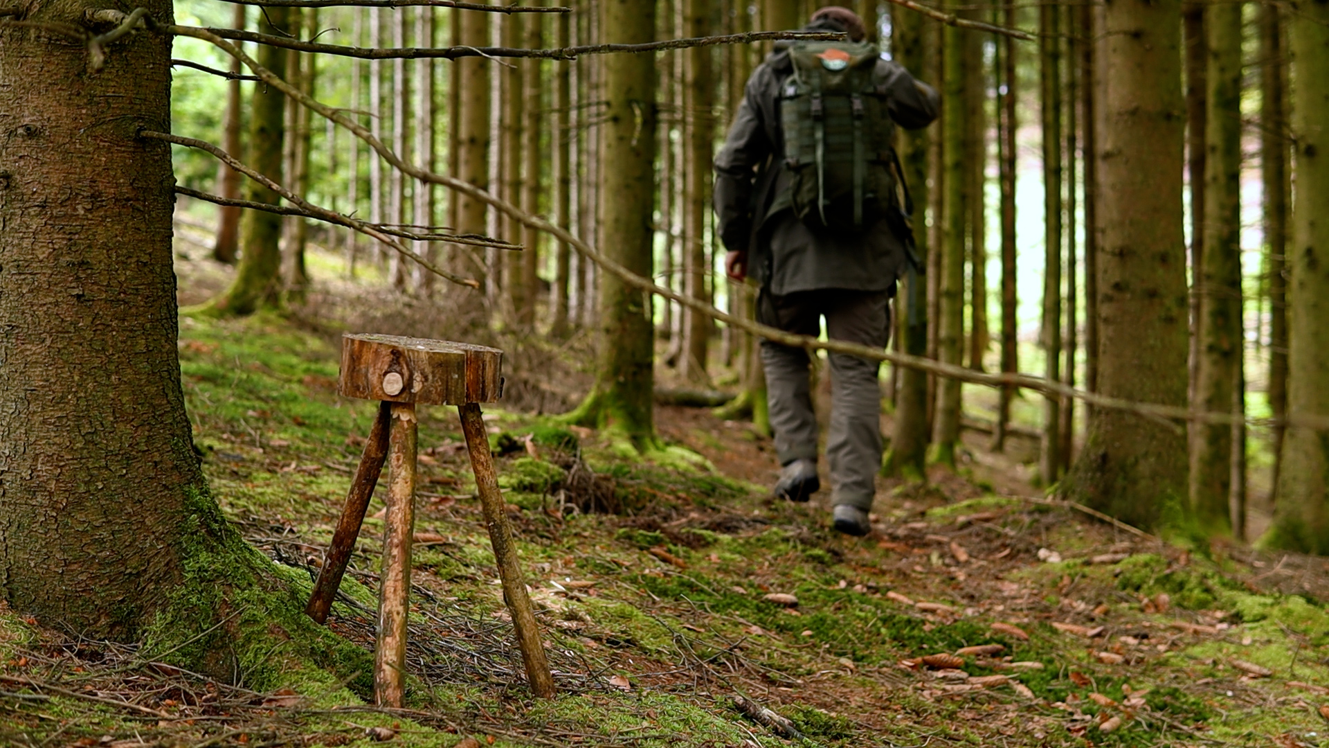 Der fertige Dreibein-Hocker bleibt im Wald stehen nach dem Abmarsch