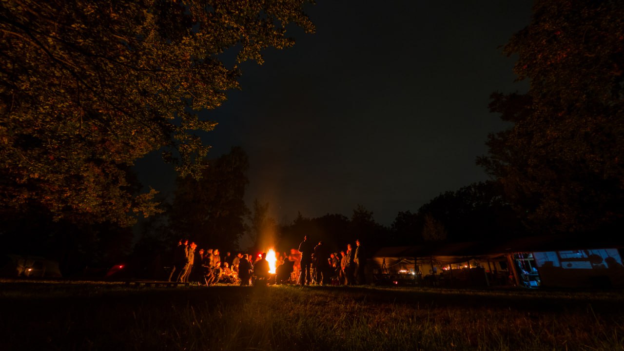 Am Lagerfeuer – Die Gruppe versammelt – Bushcraft-Treffen in Hessen: Lagerfeuer, Gemeinschaft und