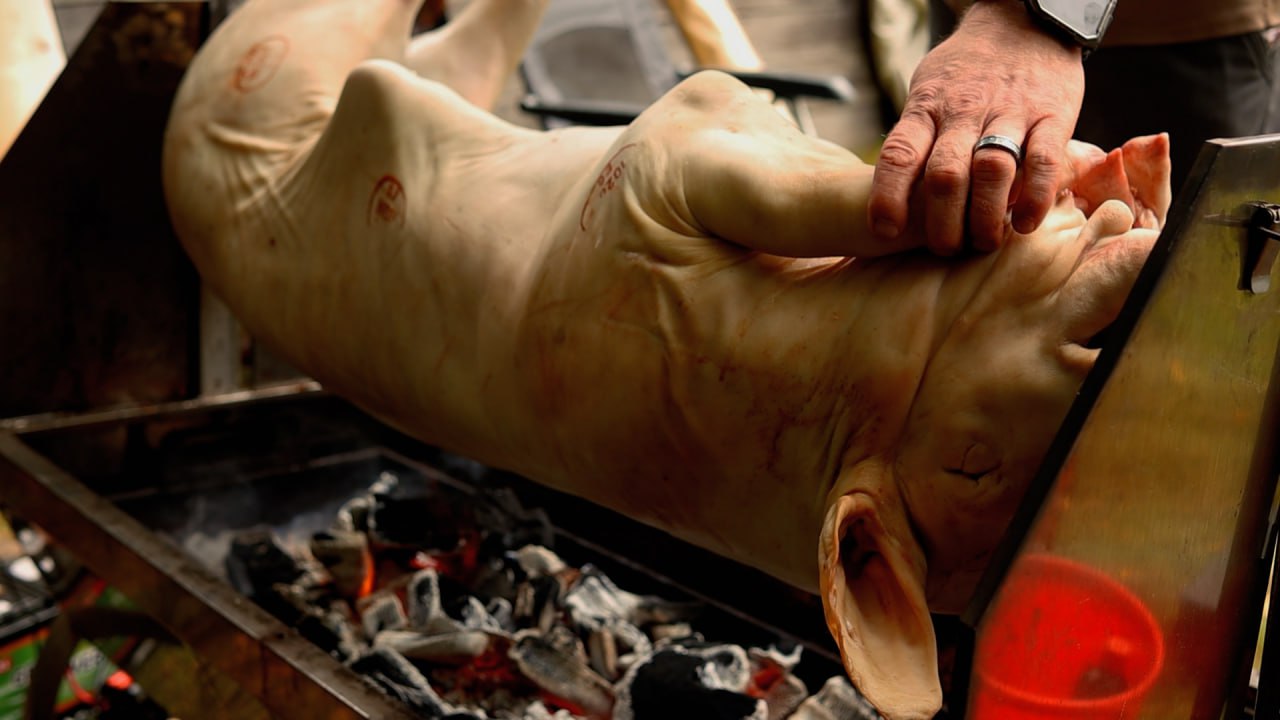 Das Spanferkel – Auf dem Grill – Bushcraft-Treffen in Hessen: Lagerfeuer, Gemeinschaft und