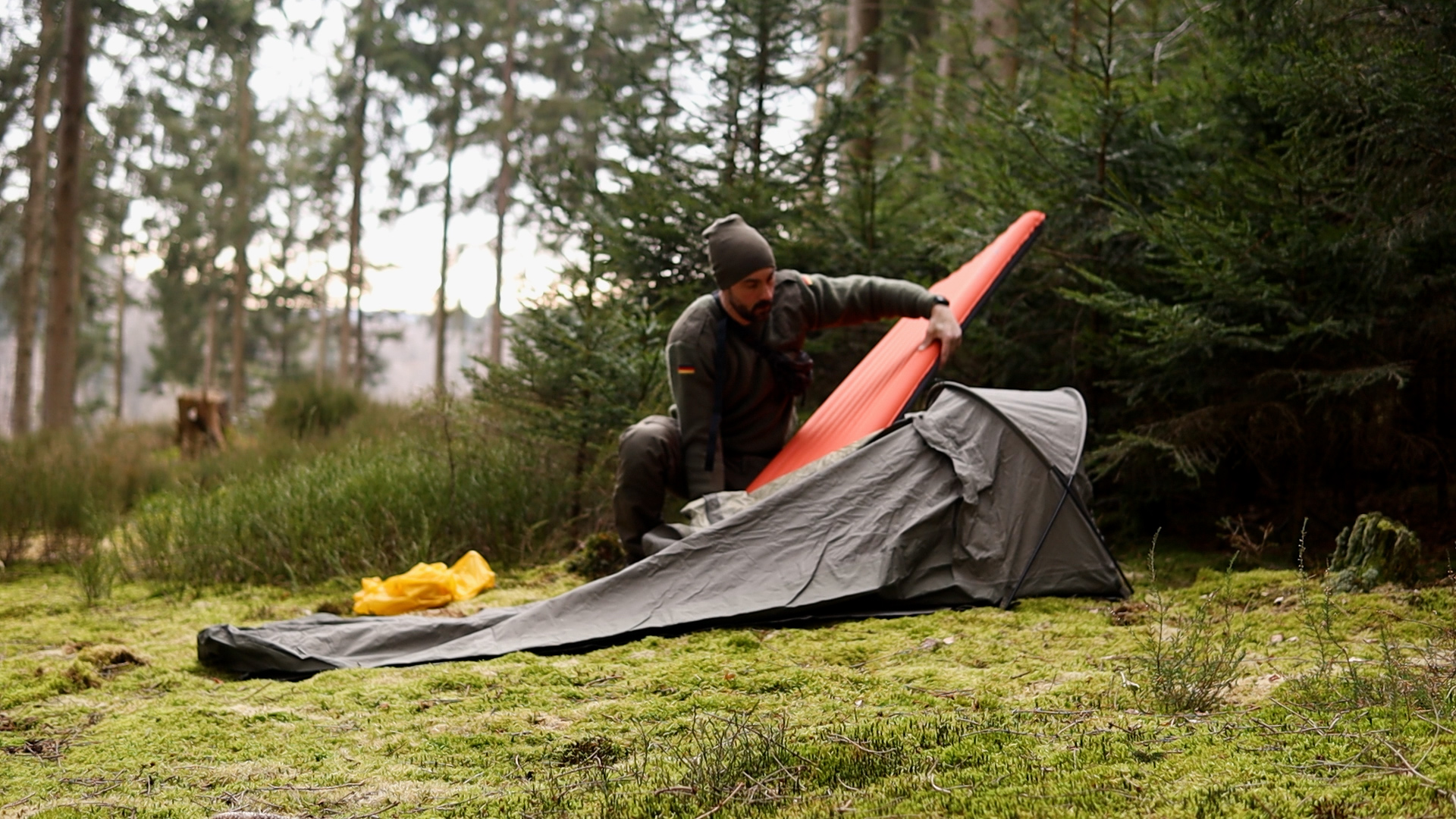 Isomatte in den Carinthia Observer Biwaksack schieben im Wald