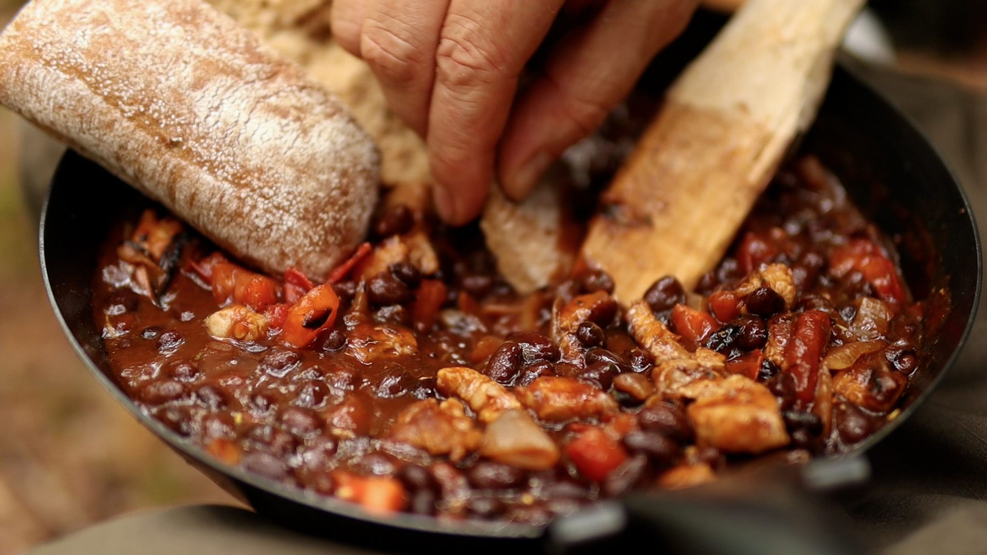 Fertig zubereitete Bohnenpfanne beim Outdoor-Kochen