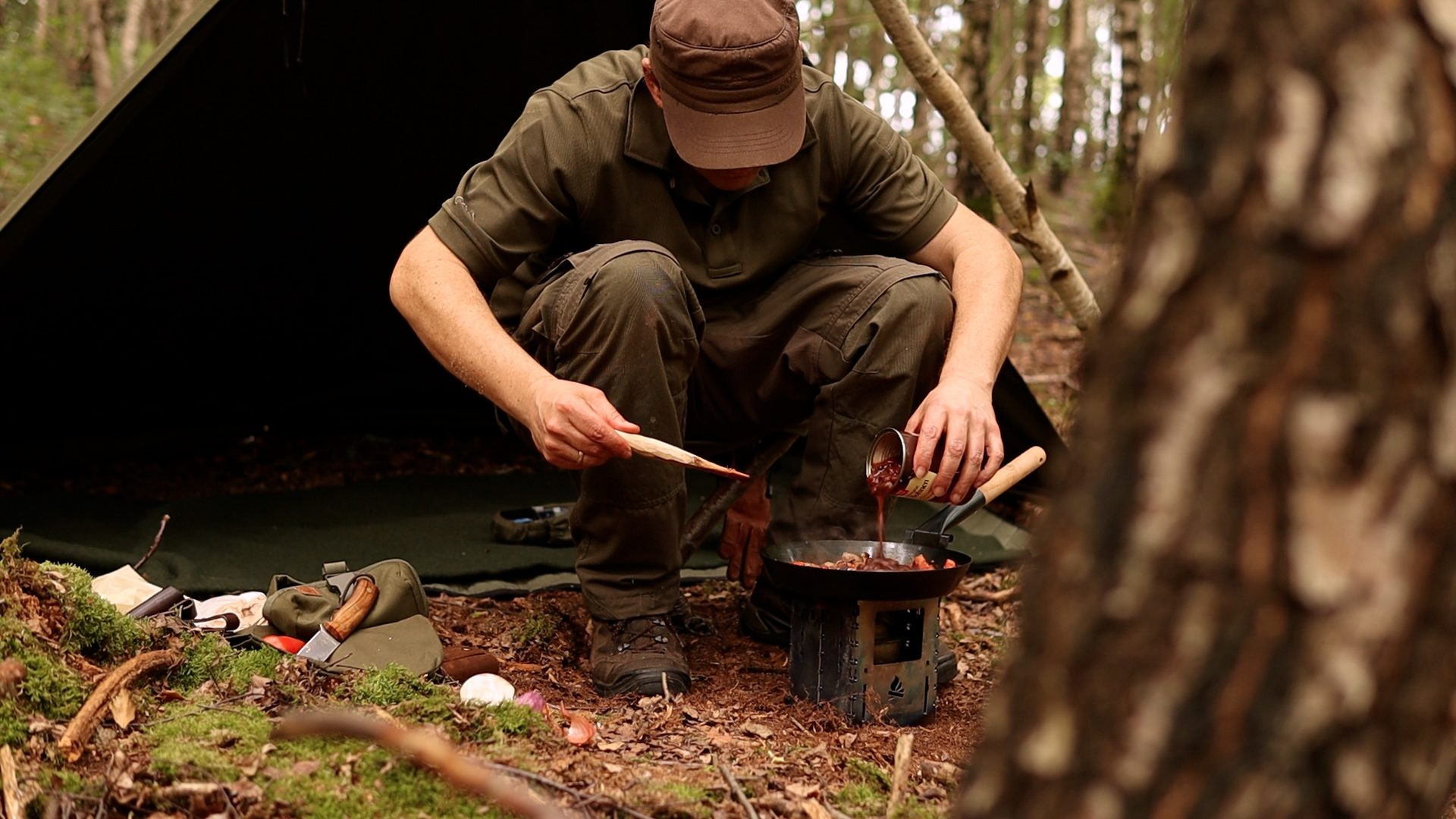 Kochen am Campingplatz mit Blick auf die Ausrüstung