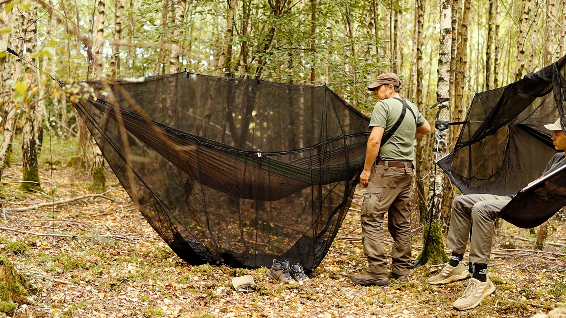 Aufbau einer Hängematte mit Tarp-System im Wald – Hammock Camping Setup beim Übernachten mit Kindern