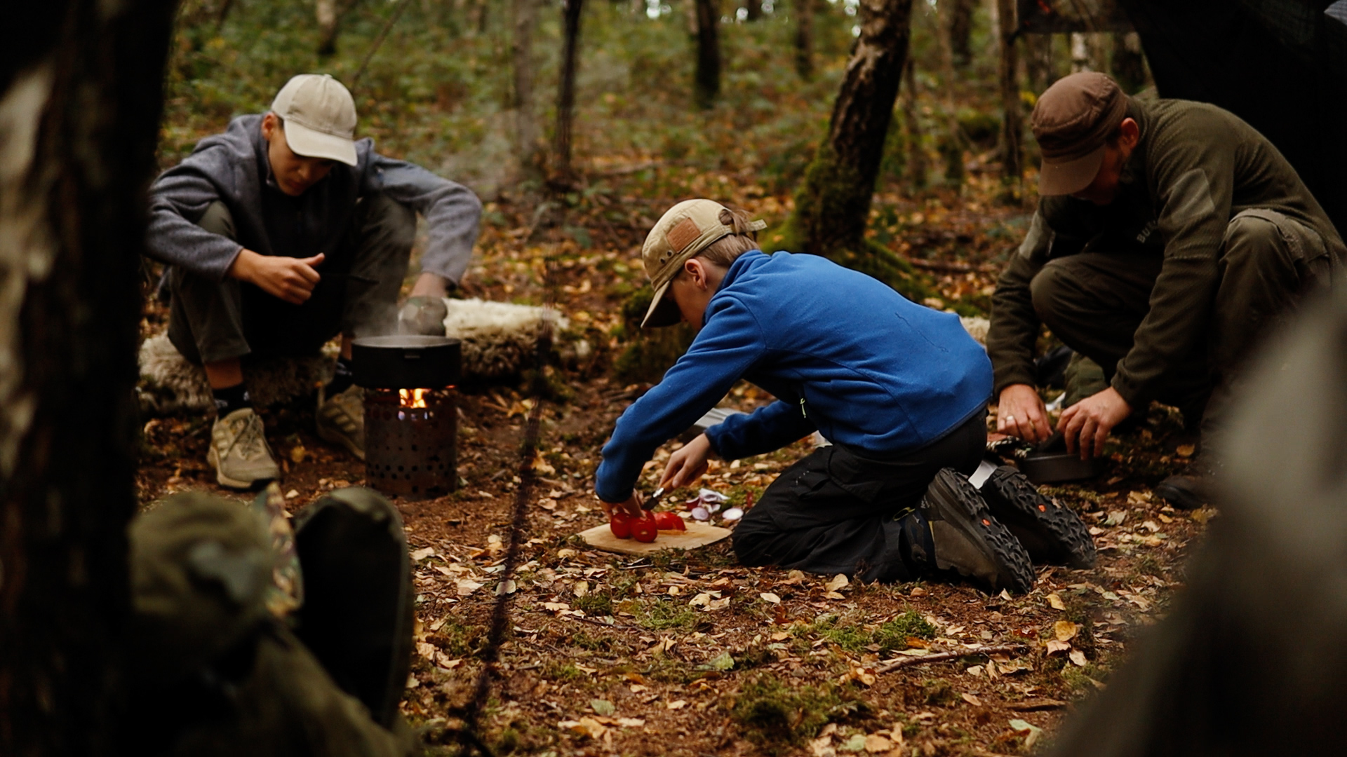 Topf auf Camping-Kocher beim Kochen im Wald – One-Pot Mahlzeit beim Familien-Camping