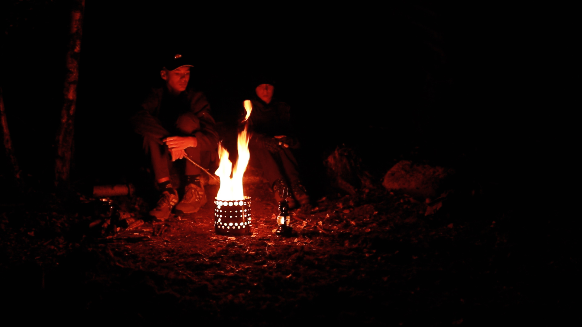 Weitwinkelaufnahme des Hängemattenlagers zwischen Bäumen im Abendlicht – Übernachten im Wald mit Kindern