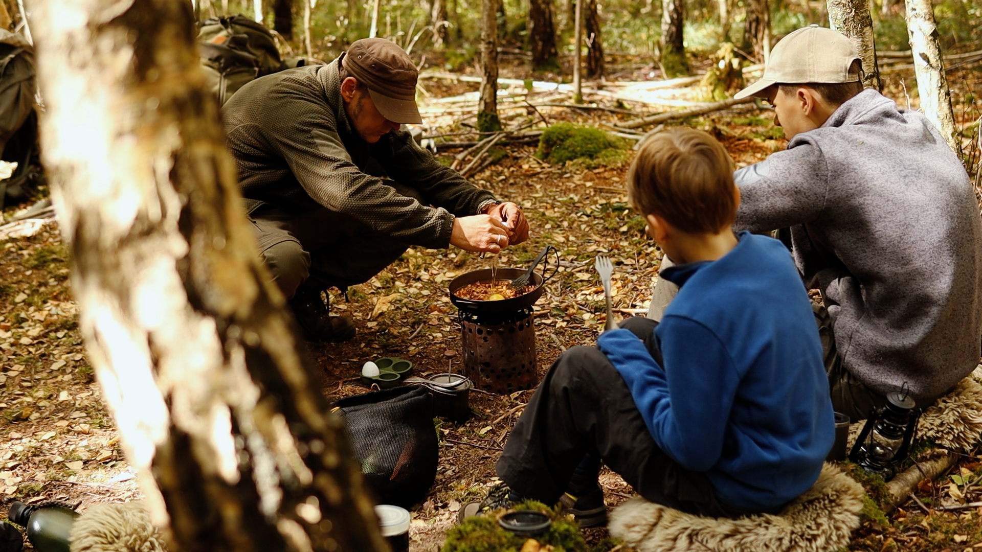 Campinggeschirr und Frühstück im Morgenwald – Morgen nach dem Hammock Camping mit Kindern