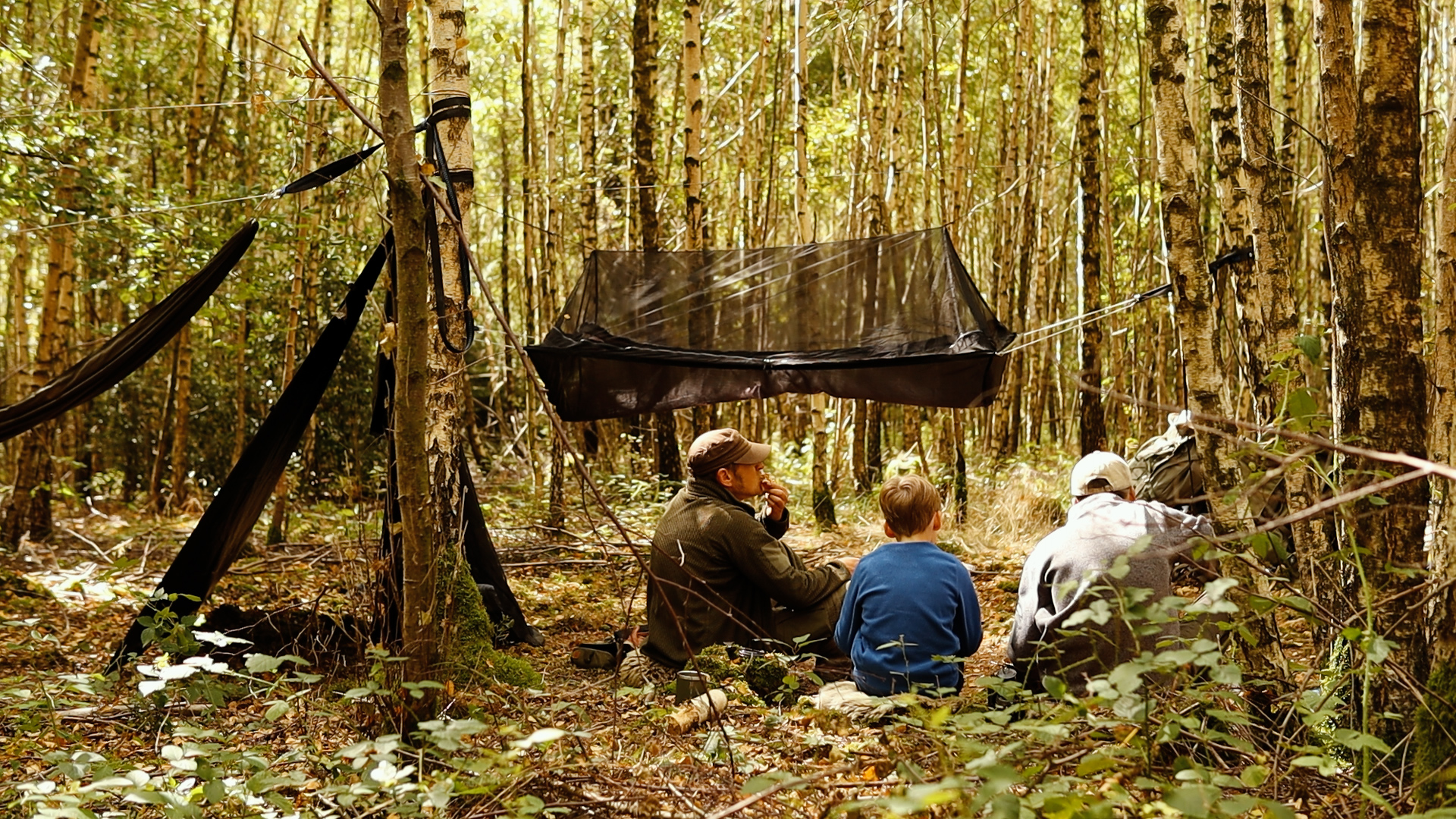 Detailaufnahme Frühstücksszene beim Outdoor-Camping – morgens im Wald nach Hammock Übernachtung mit Kindern