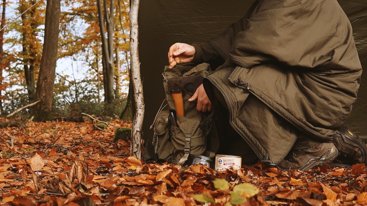 Ruhiger Moment am Biwak mit Essen im Herbstcamp
