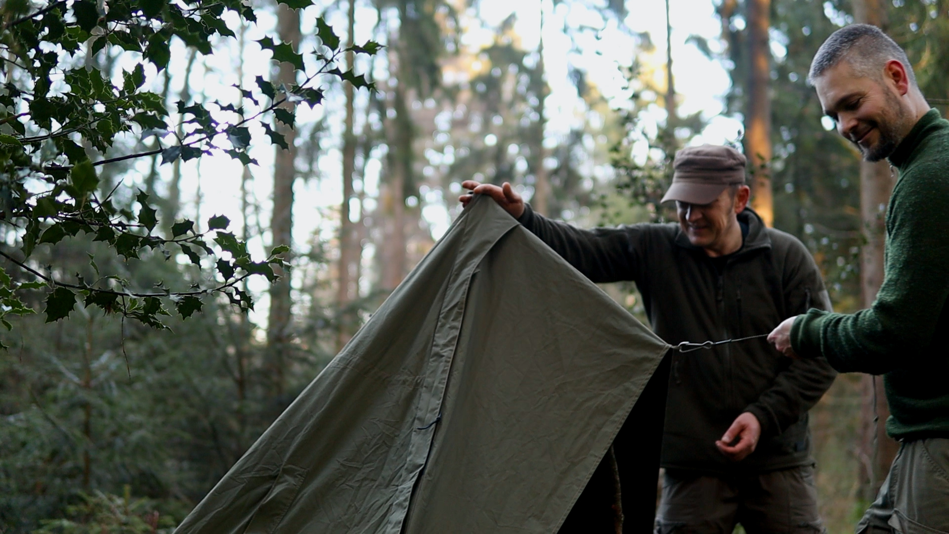 Das Loki Lavvu wird am Campplatz mit Mittelstange aufgerichtet