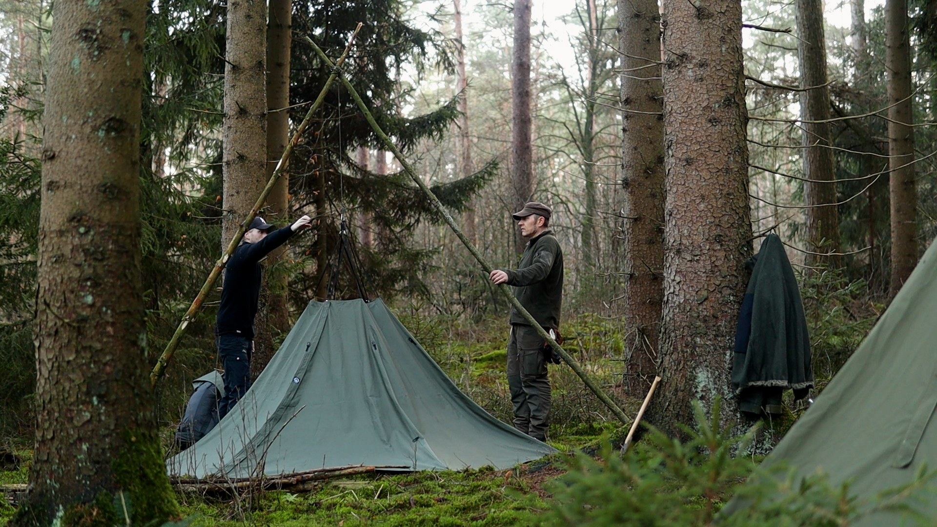 Raido, Loki und Tyr stehen gemeinsam auf der Lichtung