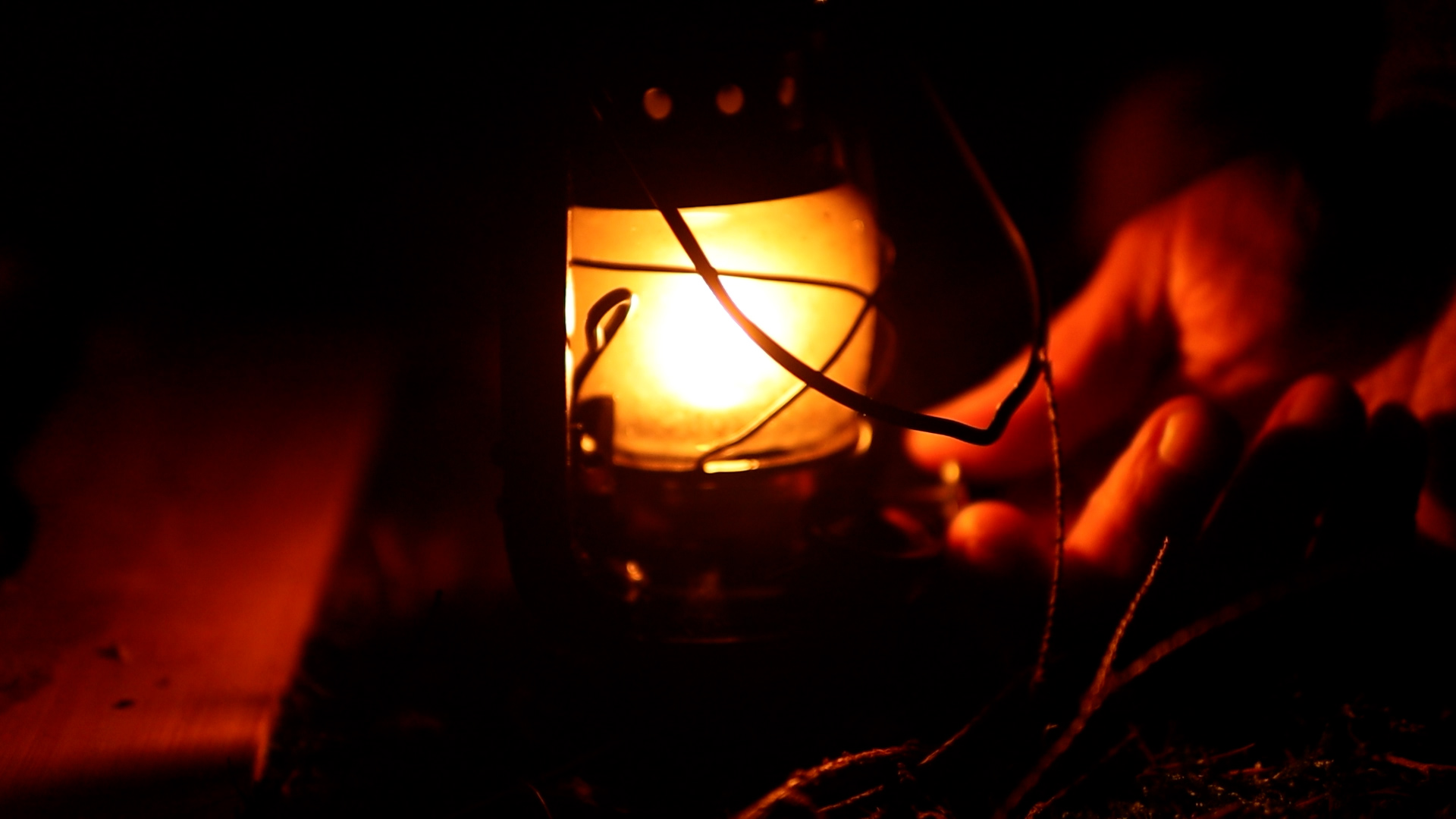 Eine Laterne beleuchtet den Lagerplatz in der Abenddämmerung