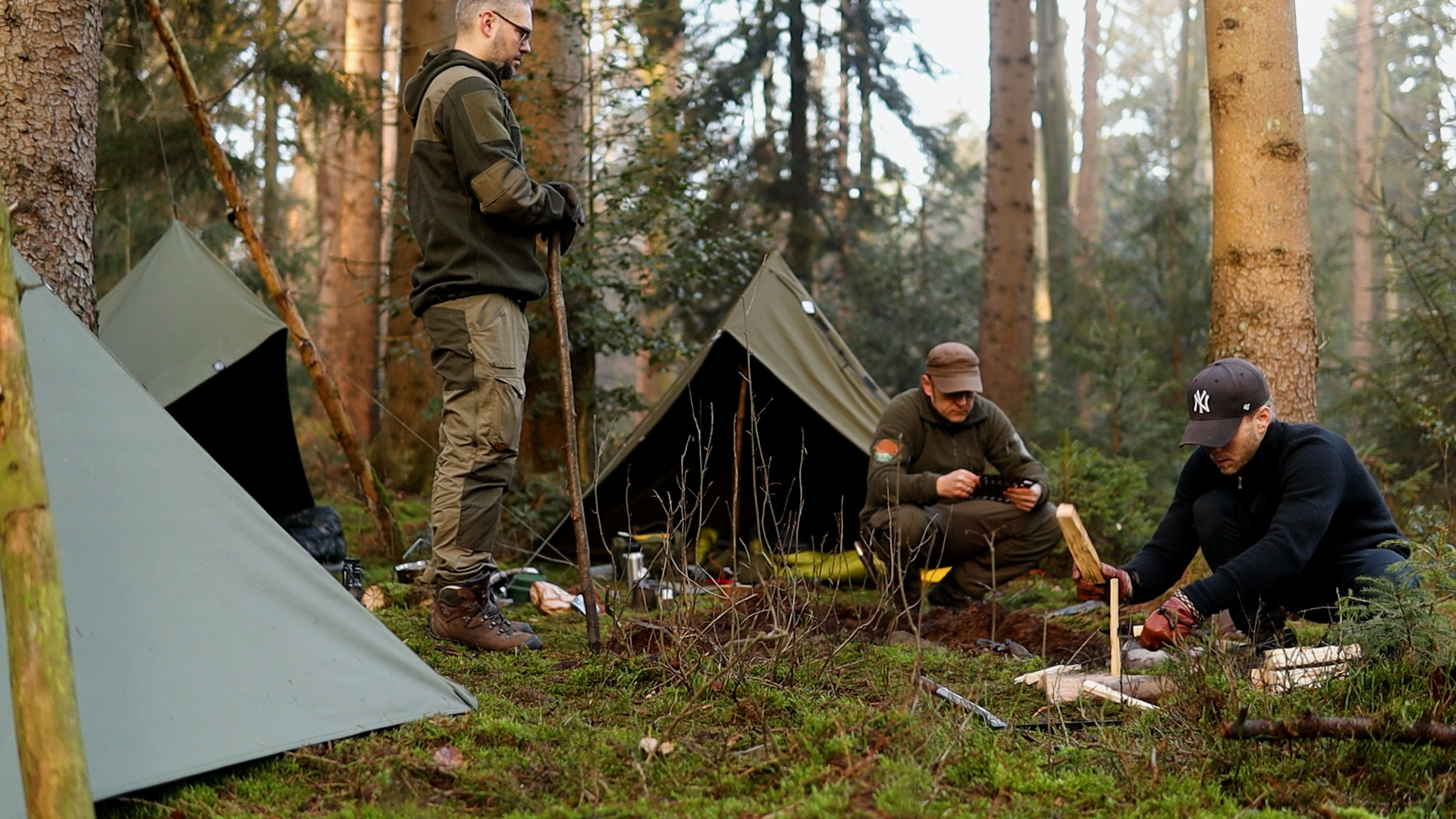 Morgenstimmung über dem Camp mit leichtem Rauch über der Feuerstelle