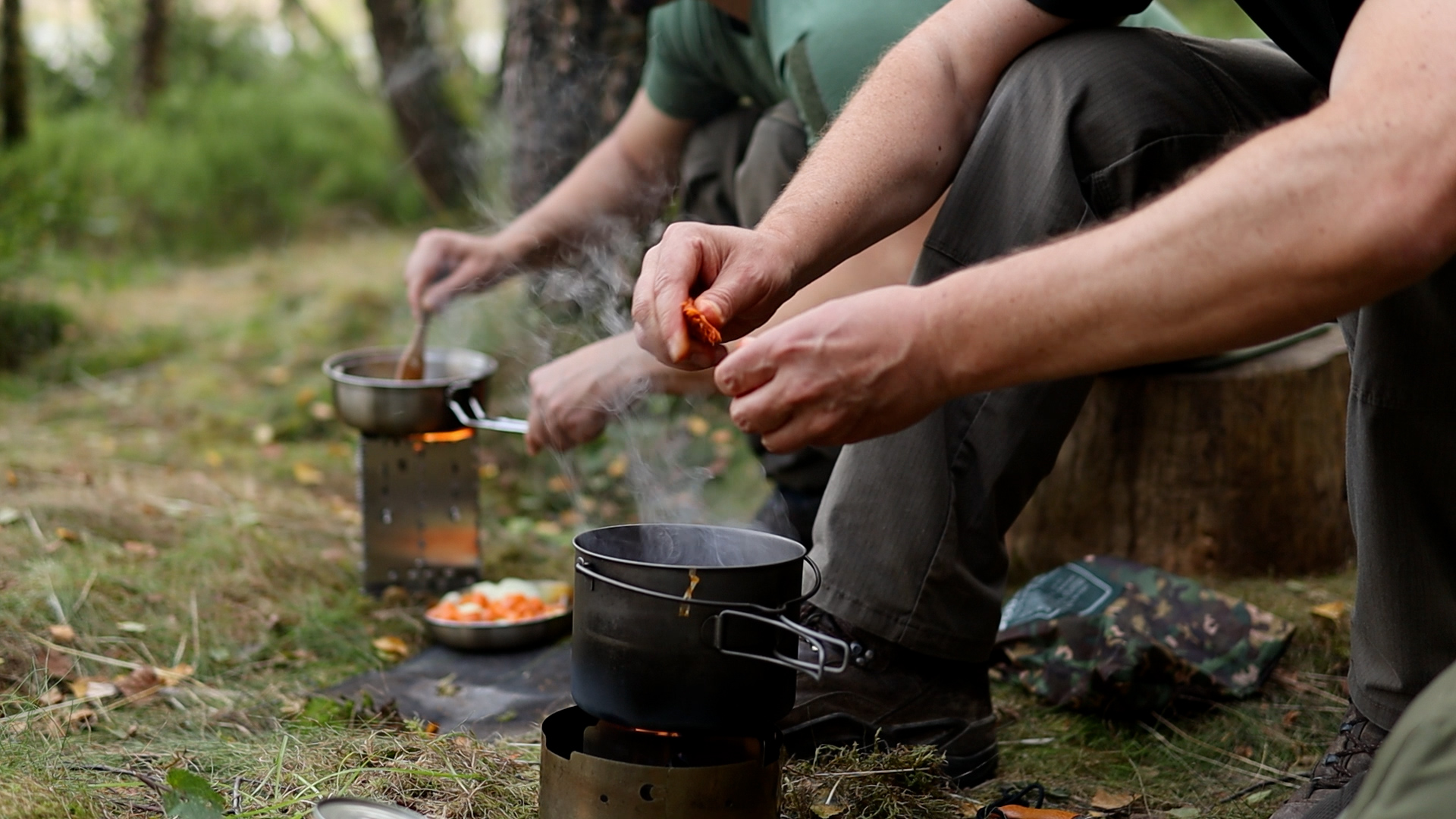 Zwei Spiritsukocher im Einsatz, Gemüse wird für das Abendessen geschnitten