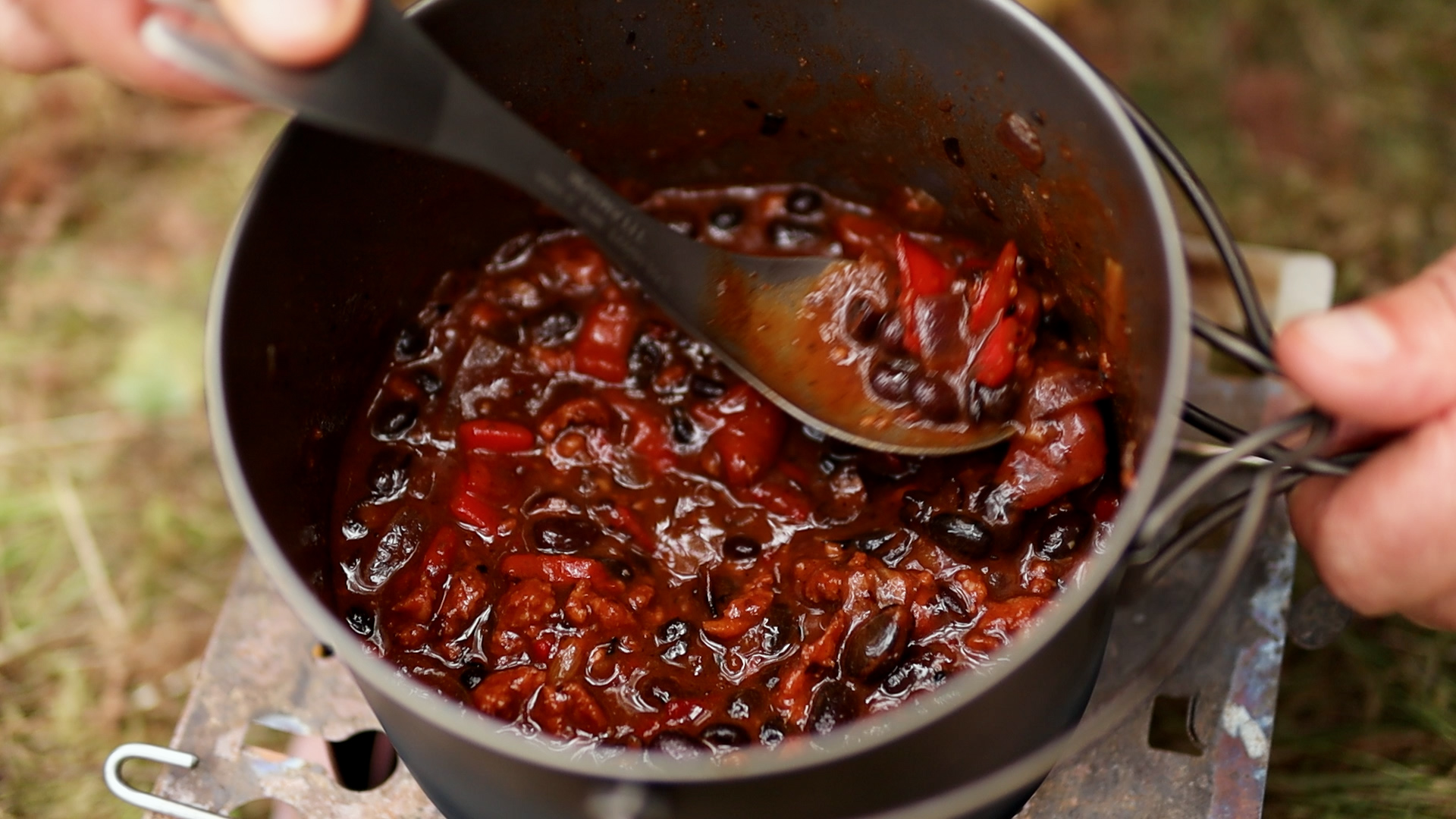 Nahaufnahme von Chili con Carne im TOAKS Titanium Pot 1,6l