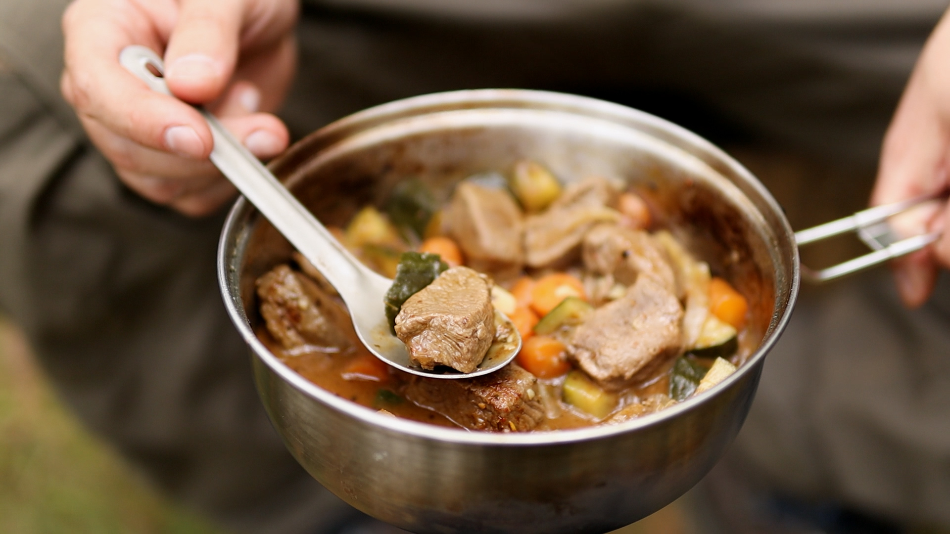 Fertig zubereiteter Fleischeintopf mit Gemüse in einer Schüssel am See