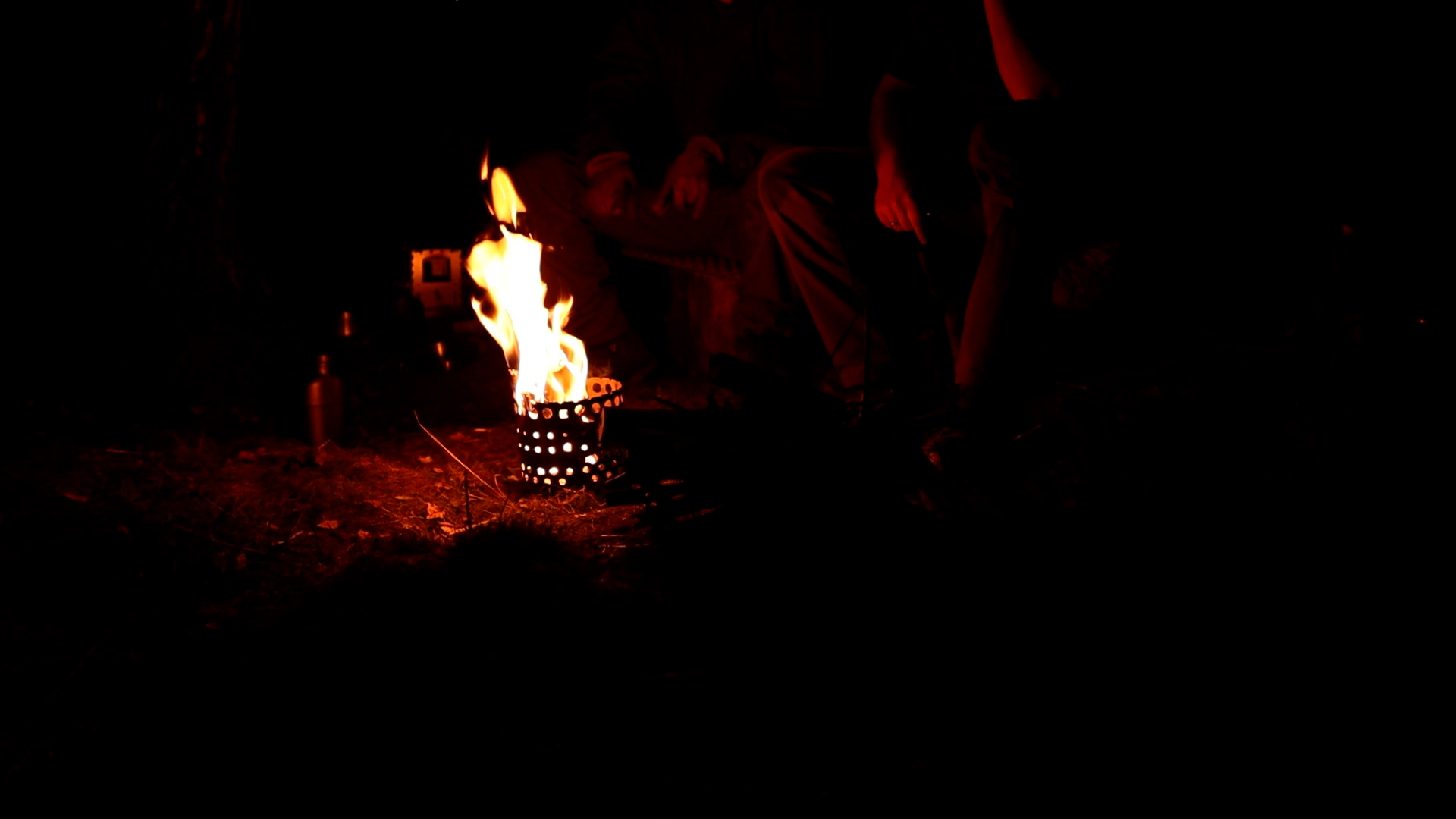 Kleines Feuer im Bushbox Ultralight Campingkocher in der Nacht