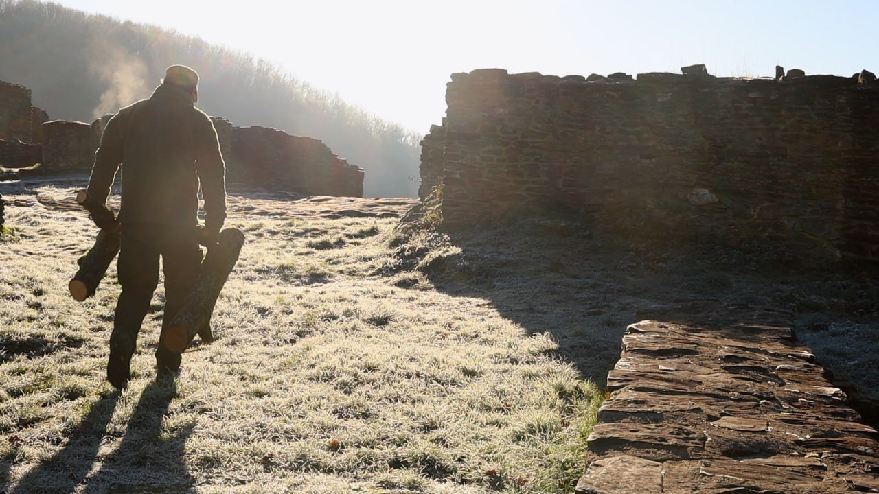 Am Morgen – An der Burgmauer – Winterlager auf der Schmidtburg: Übernachtung in der Ruine