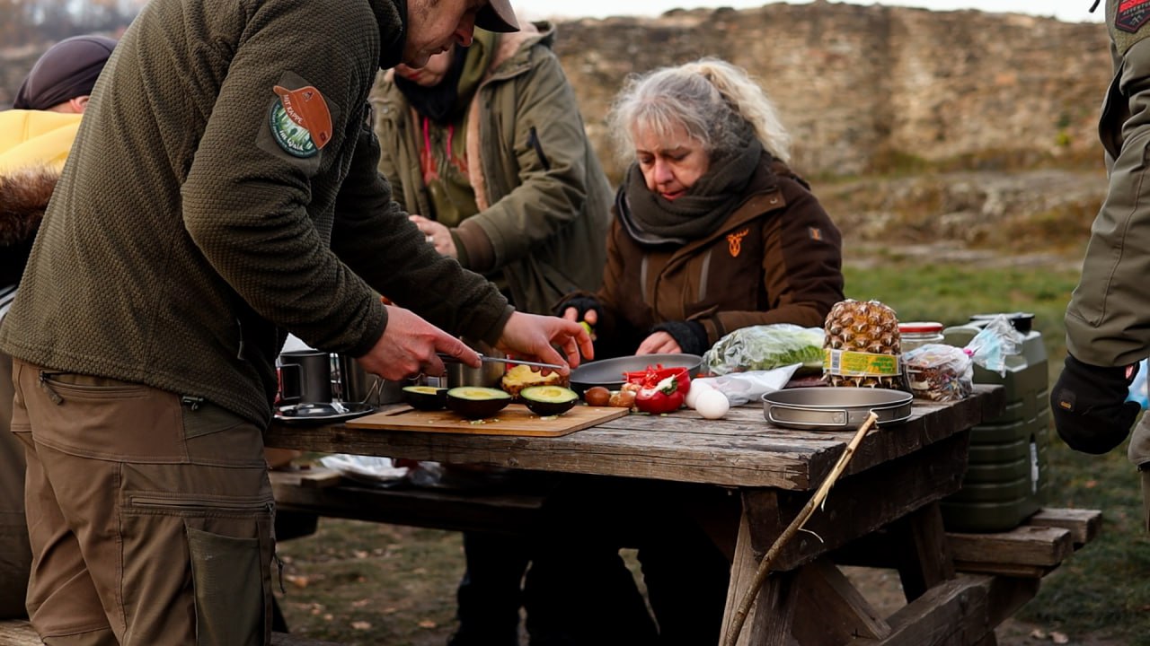 Beim Kochen – Die Vorbereitung – Winterlager auf der Schmidtburg: Übernachtung in der Ruine