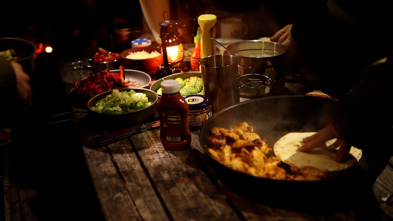 Das Abendessen – Im Laternenschein – Winterlager auf der Schmidtburg: Übernachtung in der Ruine