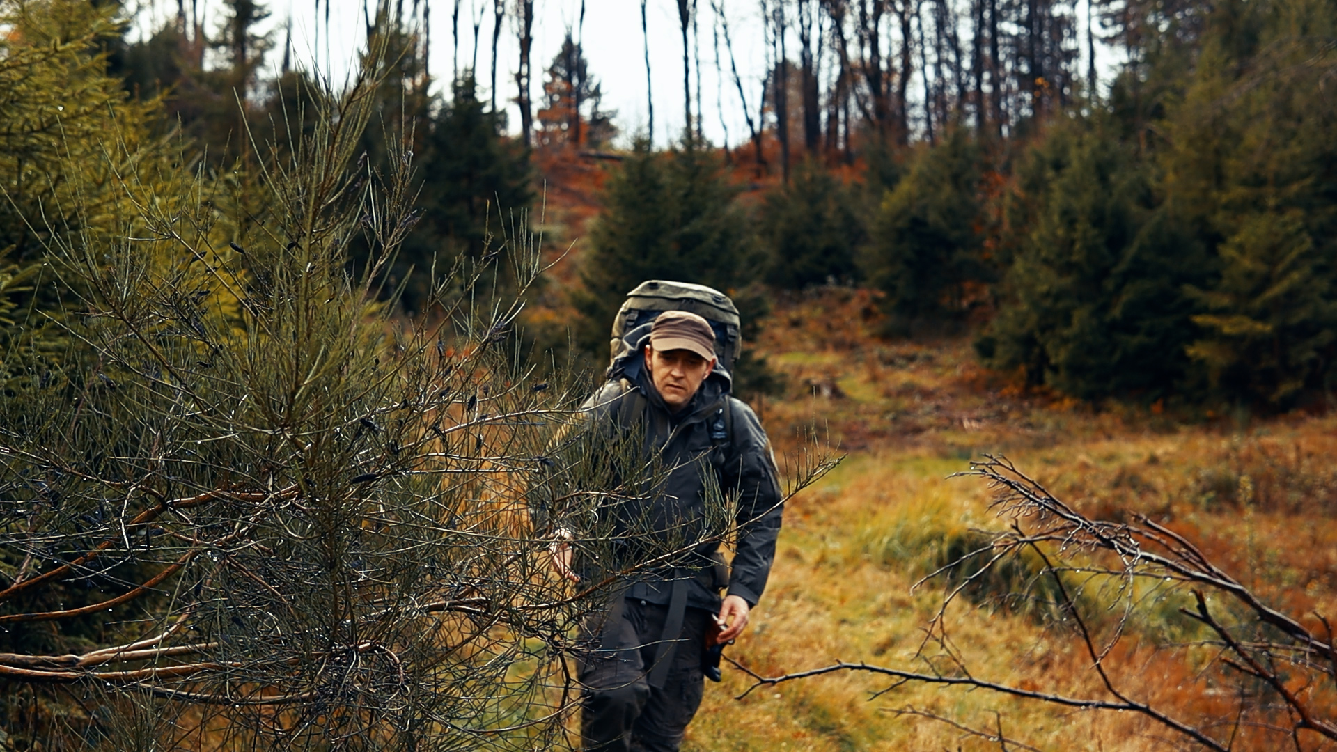 Simon Hilke marschiert auf einem Waldweg beim Solo-Overnighter im Winter