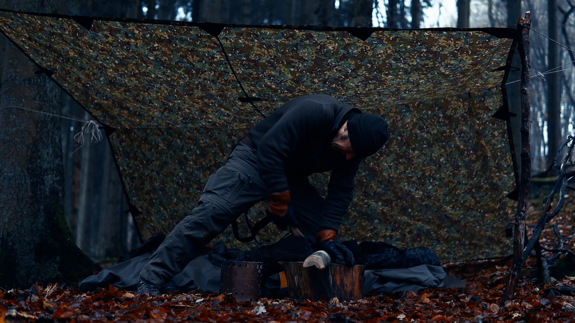 Feuerholz sägen mit der Silky Gomboy am Abend im Wald