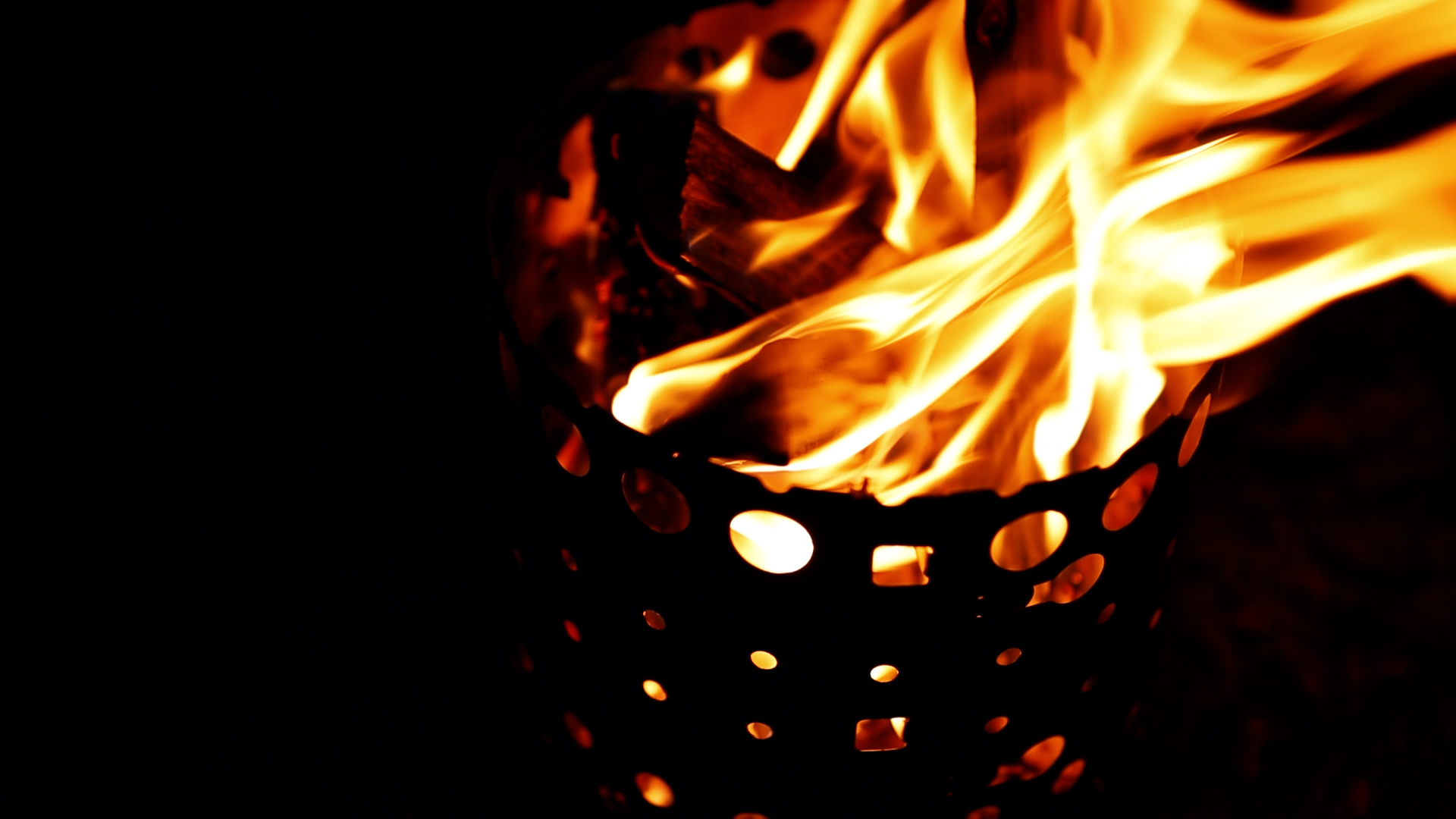 X-Fire 19 Feuerkorb mit lodernden Flammen im Wald