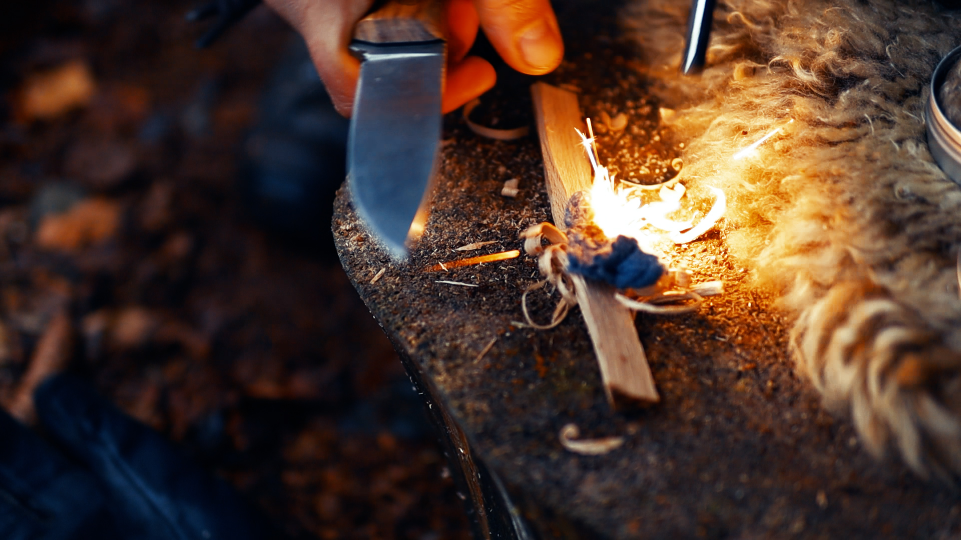 Feuerstahl schlagen – Zunder fängt die ersten Funken beim Buschlager