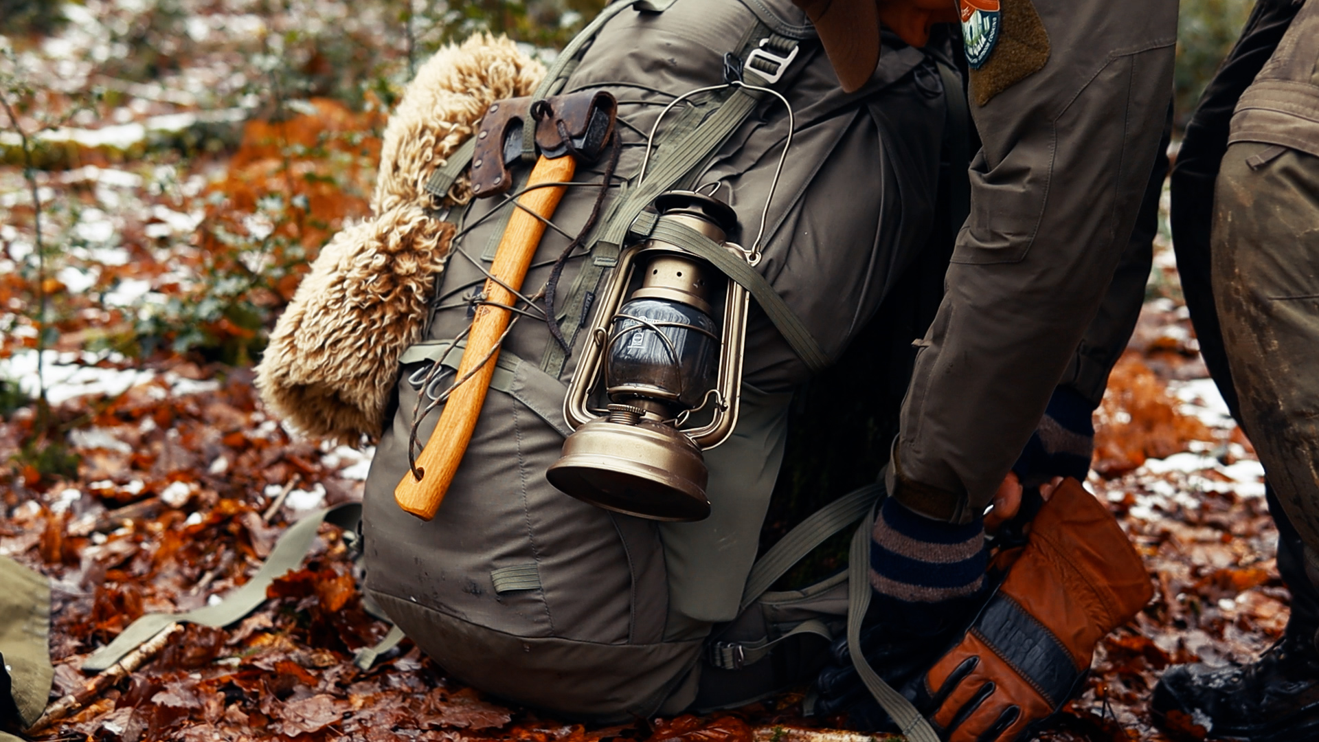 Der Rucksack – Im Laternenschein – Allein im Winterwald — Canvas-Poncho und schwedisches M40