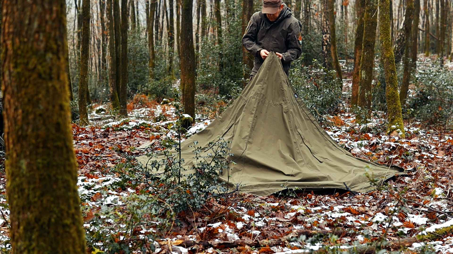Zeltplane Aufbau Winter – Allein im Winterwald — Canvas-Poncho und schwedisches M40