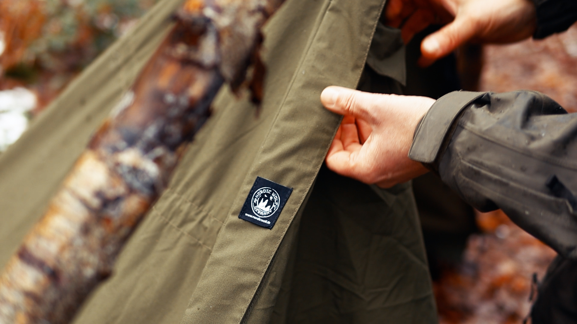 Nordic Wolf Label der Zeltplane beim Solo-Wintercamp mit Canvas-Poncho und M40