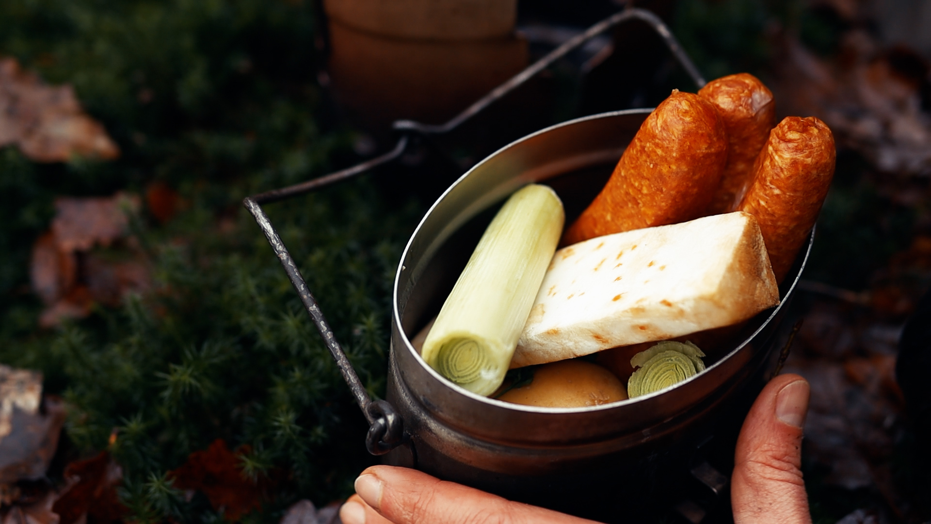 Schwedisches M40 Messgeschirr mit Würstchen und Gemüse beim Wintercamp