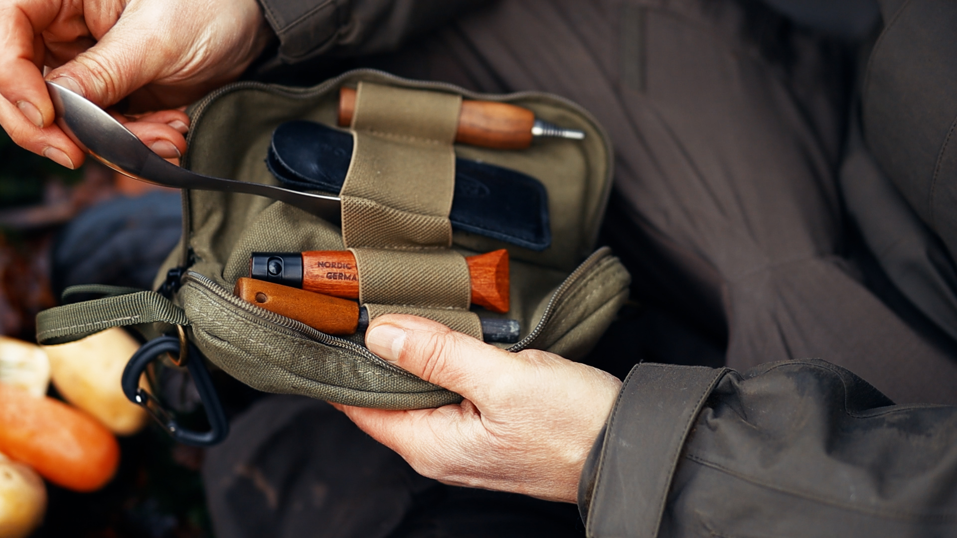 Nordic Wolf Messer Organizer – Allein im Winterwald — Canvas-Poncho und schwedisches M40