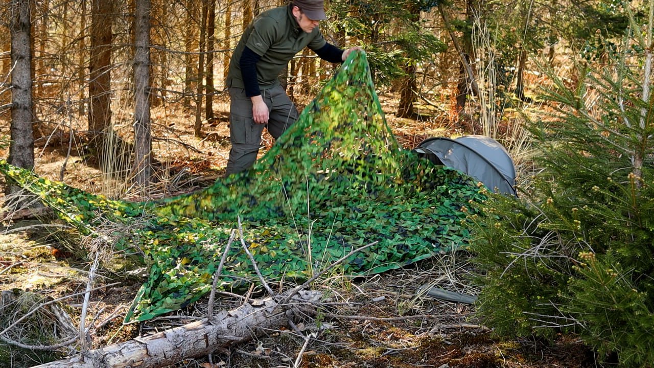 Tarnnetz Biwak als Bushcraft-Szene mit tarnnetz, biwak und stealth
