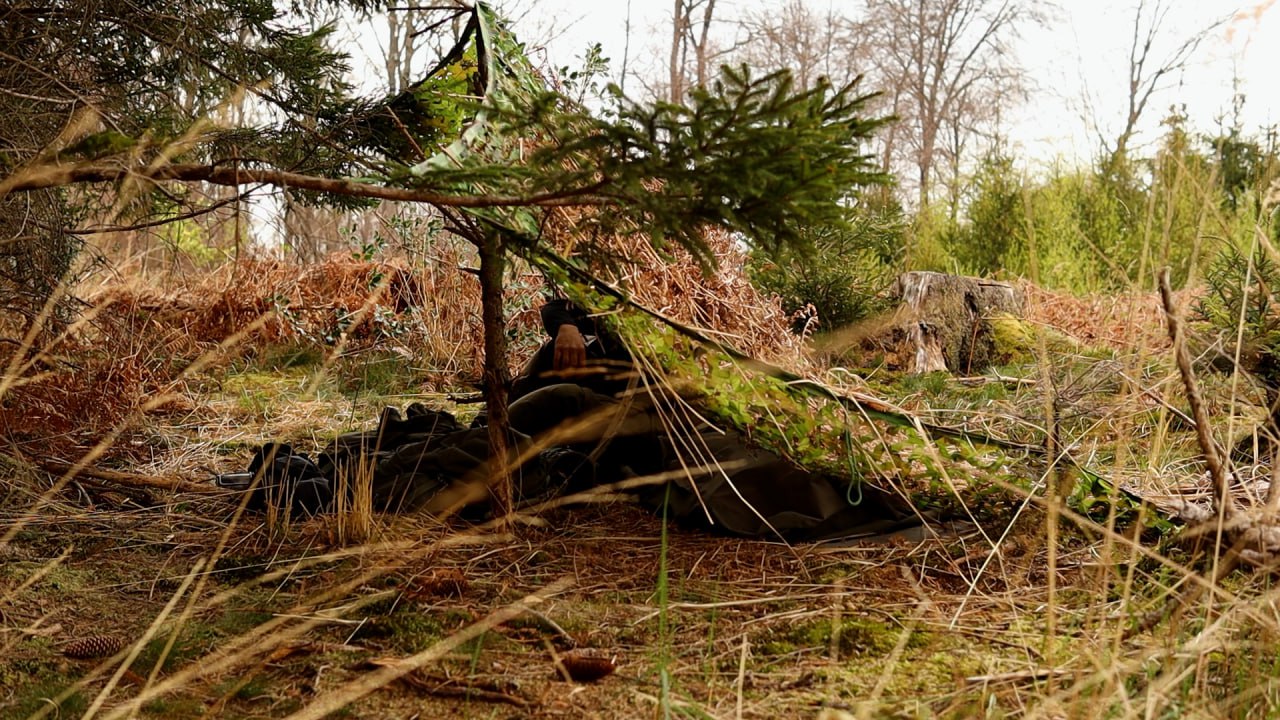 Shelter Aussen als Bushcraft-Szene mit shelter, aussen und stealth