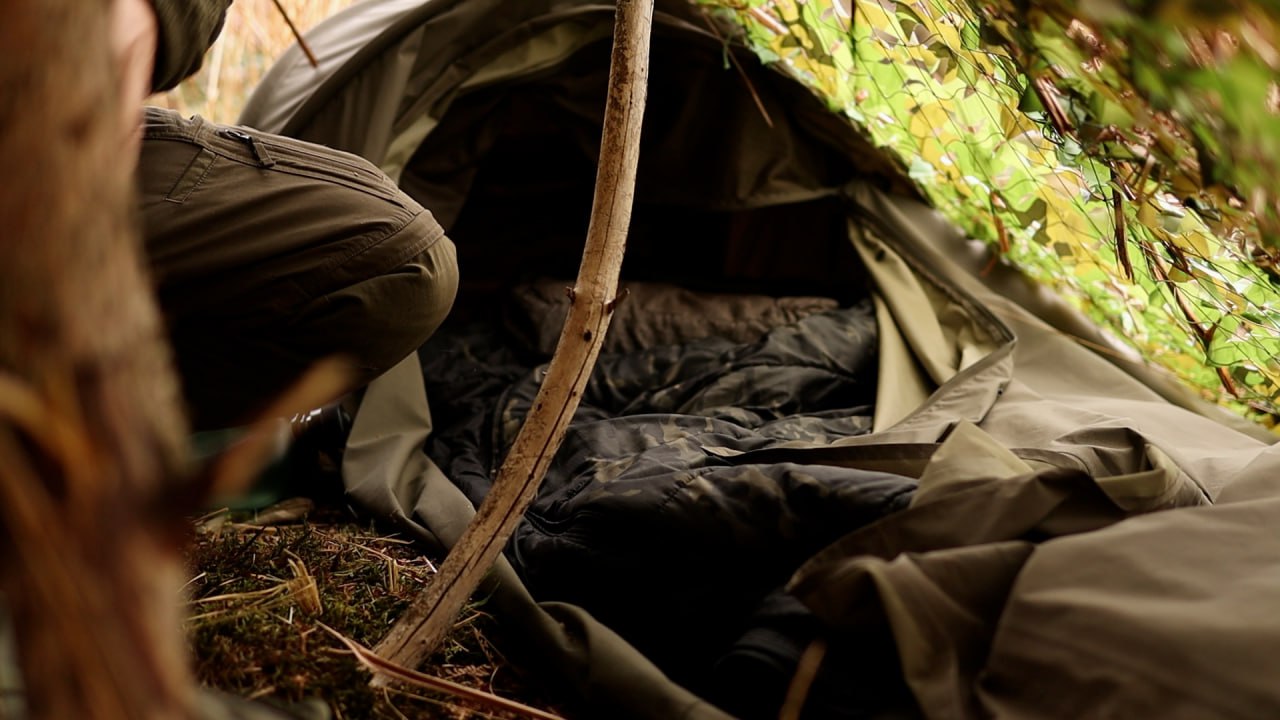 Shelter Innen als Bushcraft-Szene mit shelter, innen und stealth